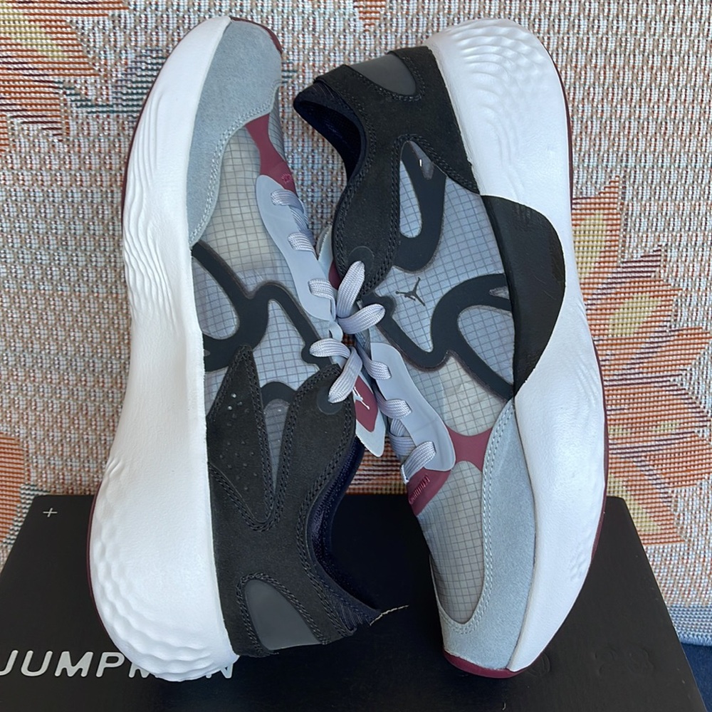 Jordan Delta 3 Low
Black/White/Cherrywood
Red/Wolf Grey
Men's Shoes
DN2647-001 - Picture 13 of 16